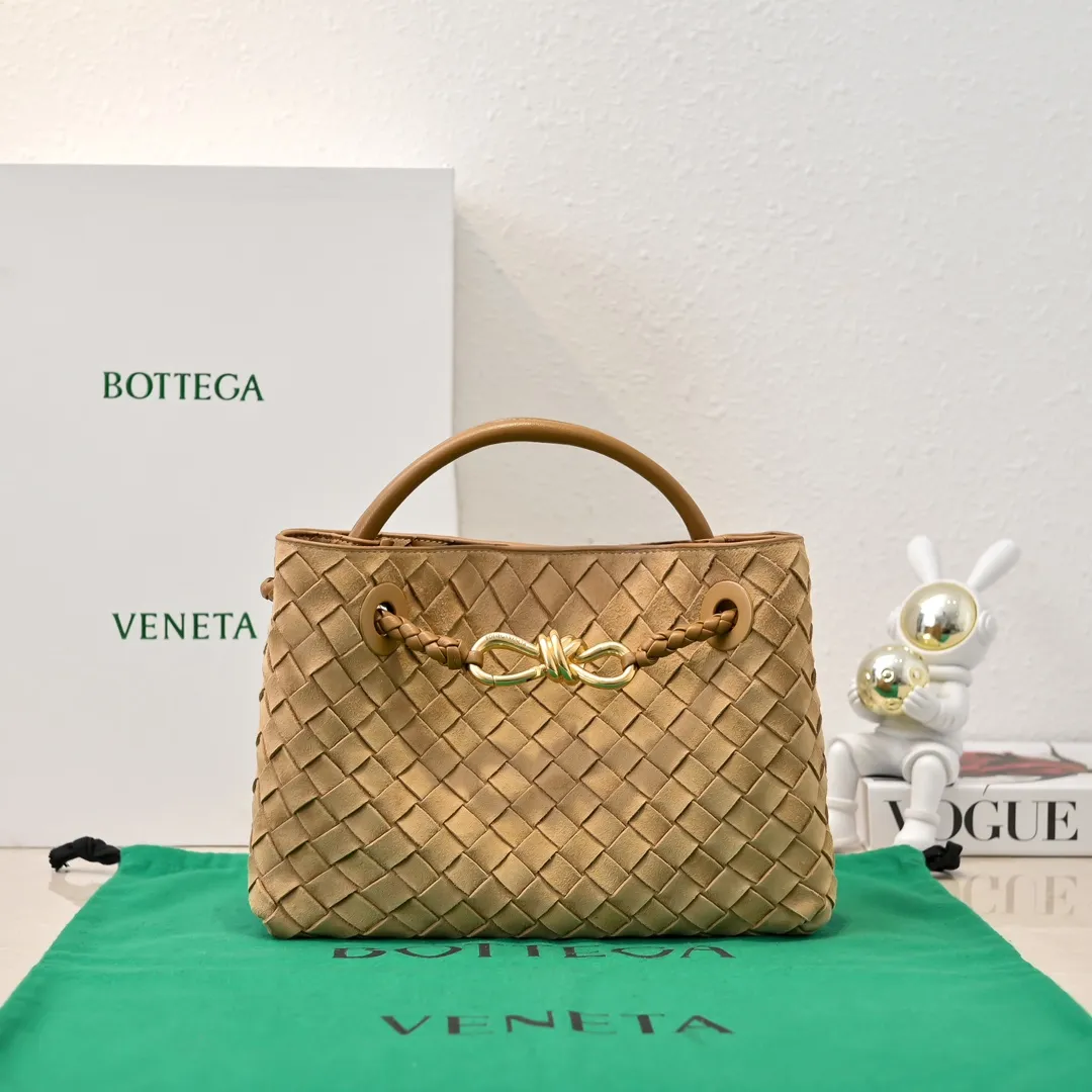 The 2024 new Andiamo batch 1920 BV has been shipped‼ ️Really popular🔥The new Andiamo woven handbag launched by Bottega Veneta this season is really popular all over the world! ! Celebrities at home and abroad have worn it, and Oscar-winning actress Michelle Yeoh has taken it out on the street. Song Jia, Trai Yara, Yu Feihong, Sanji Ayaka, Rosie Hunting-Whiteley, Yoshioka Riho, etc. have all picked up this bag. It is classic and versatile, showing off its temperament, and the bag capacity is also large, which is very convenient for daily commuting! ! A variety of carrying methods, the shoulder straps can be adjusted by yourself, the original lambskin feels soft and delicate, and the neutral style is created to break gender boundaries and bring a more practical and longer-lasting use experience. Andiamo, which has both elegant and casual styles, perfectly interprets the true appearance of "fashionable old money style". Style number: 7463 (suede) Size: 25*22*10.5cm